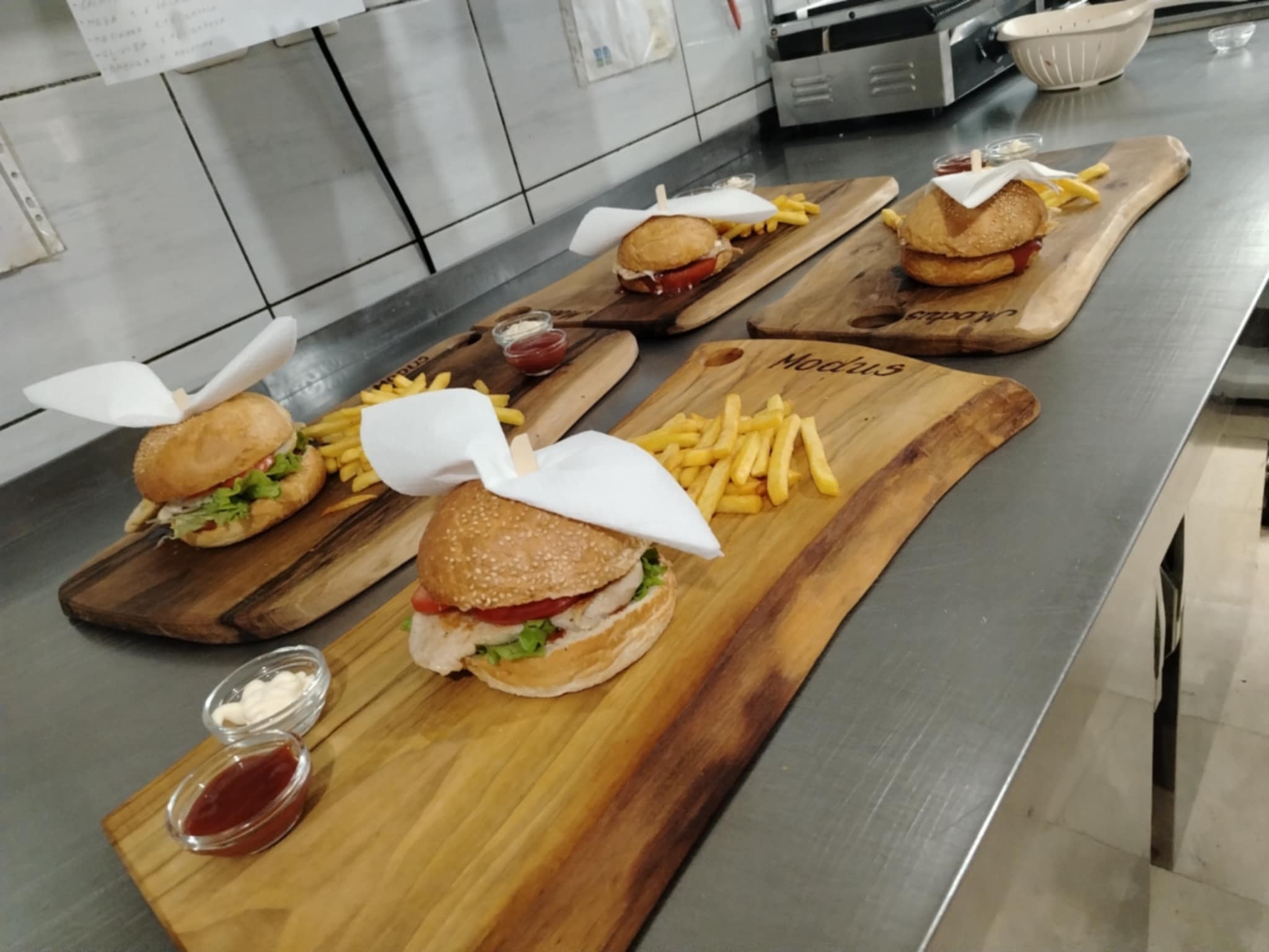 Hamburger + pomfrit + piće